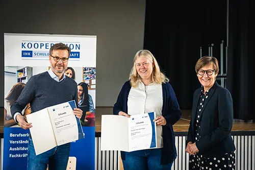 Bielefeld secondary school and Papier Sprick sign agreement 4 Sekundarschule Gellershagen und Papier Sprick: eine starke Verbindung! Als Bielefelder Ausbildungsbetrieb freuen wir uns, gemeinsam mit der Sekundarschule Gellershagen die “Kooperation IHK-Schule-Wirtschaft“ zu schließen.
