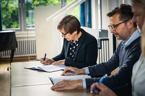 Bielefeld secondary school and Papier Sprick sign agreement 2 Sekundarschule Gellershagen und Papier Sprick: eine starke Verbindung! Als Bielefelder Ausbildungsbetrieb freuen wir uns, gemeinsam mit der Sekundarschule Gellershagen die “Kooperation IHK-Schule-Wirtschaft“ zu schließen.