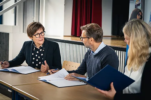 Bielefeld secondary school and Papier Sprick sign agreement 3 Sekundarschule Gellershagen und Papier Sprick: eine starke Verbindung! Als Bielefelder Ausbildungsbetrieb freuen wir uns, gemeinsam mit der Sekundarschule Gellershagen die “Kooperation IHK-Schule-Wirtschaft“ zu schließen.