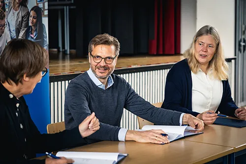 Bielefeld secondary school and Papier Sprick sign agreement 1 Sekundarschule Gellershagen und Papier Sprick: eine starke Verbindung! Als Bielefelder Ausbildungsbetrieb freuen wir uns, gemeinsam mit der Sekundarschule Gellershagen die “Kooperation IHK-Schule-Wirtschaft“ zu schließen.