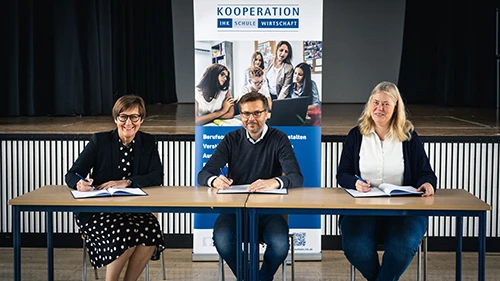 Sekundarschule Gellershagen und Papier Sprick: eine starke Verbindung! Als Bielefelder Ausbildungsbetrieb freuen wir uns, gemeinsam mit der Sekundarschule Gellershagen die “Kooperation IHK-Schule-Wirtschaft“ zu schließen.