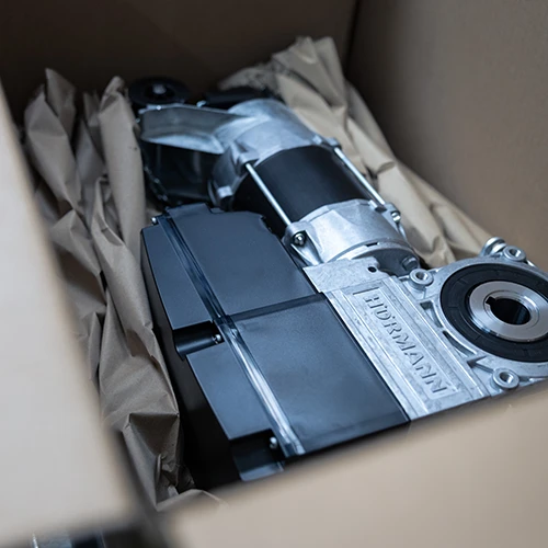 Sprick Insights: Hörmann automatisiert Verpackung 14 Das fertig verpackte Bauteil ist im Karton für den Versand gesichert.