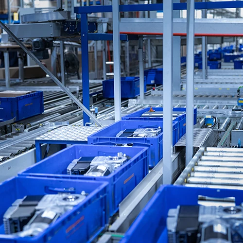 Sprick Insights: Hörmann automatisiert Verpackung 10 Das Transportsystem leitet die Antriebe zum Packplatz.