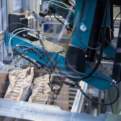 Sprick Insights: Hörmann automatisiert Verpackung 11 Roboter platziert Papierpolster auf Palette