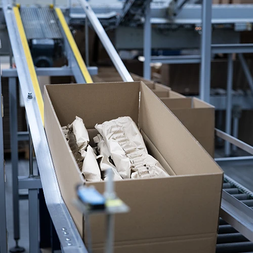 Sprick Insights: Hörmann automatisiert Verpackung 12 Die Kartonage wird zum Packplatz befördert.