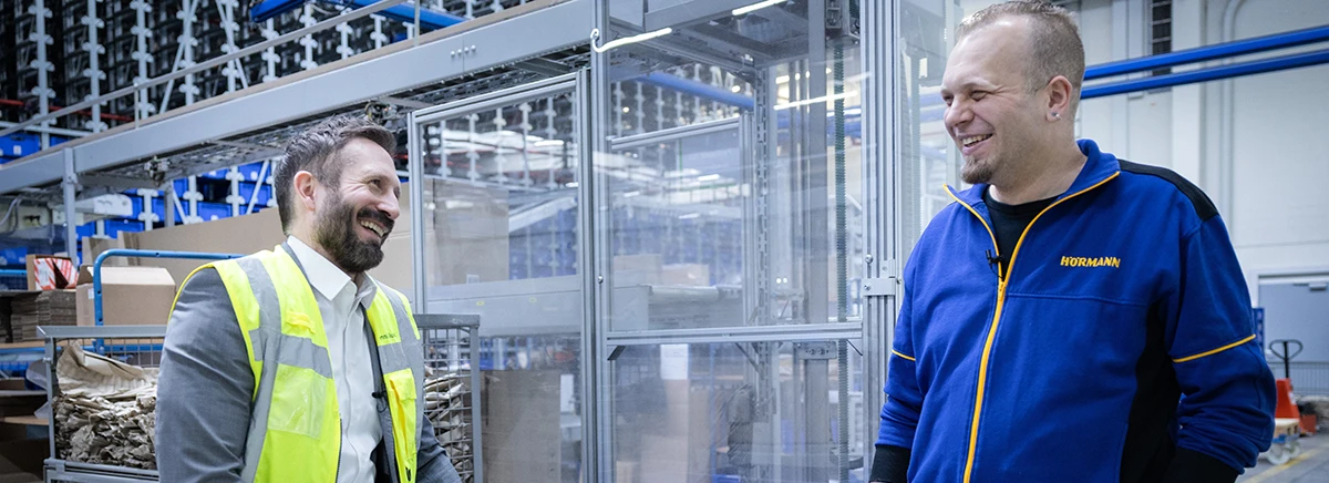Hörmann und Papier Sprick im Austausch an der automatisierten Verpackungslinie
